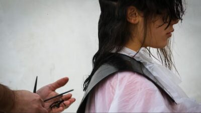 prof taglia capelli alunna