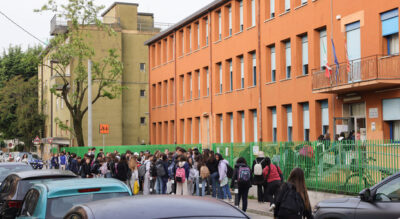 prof taglia capelli alunne sospensione