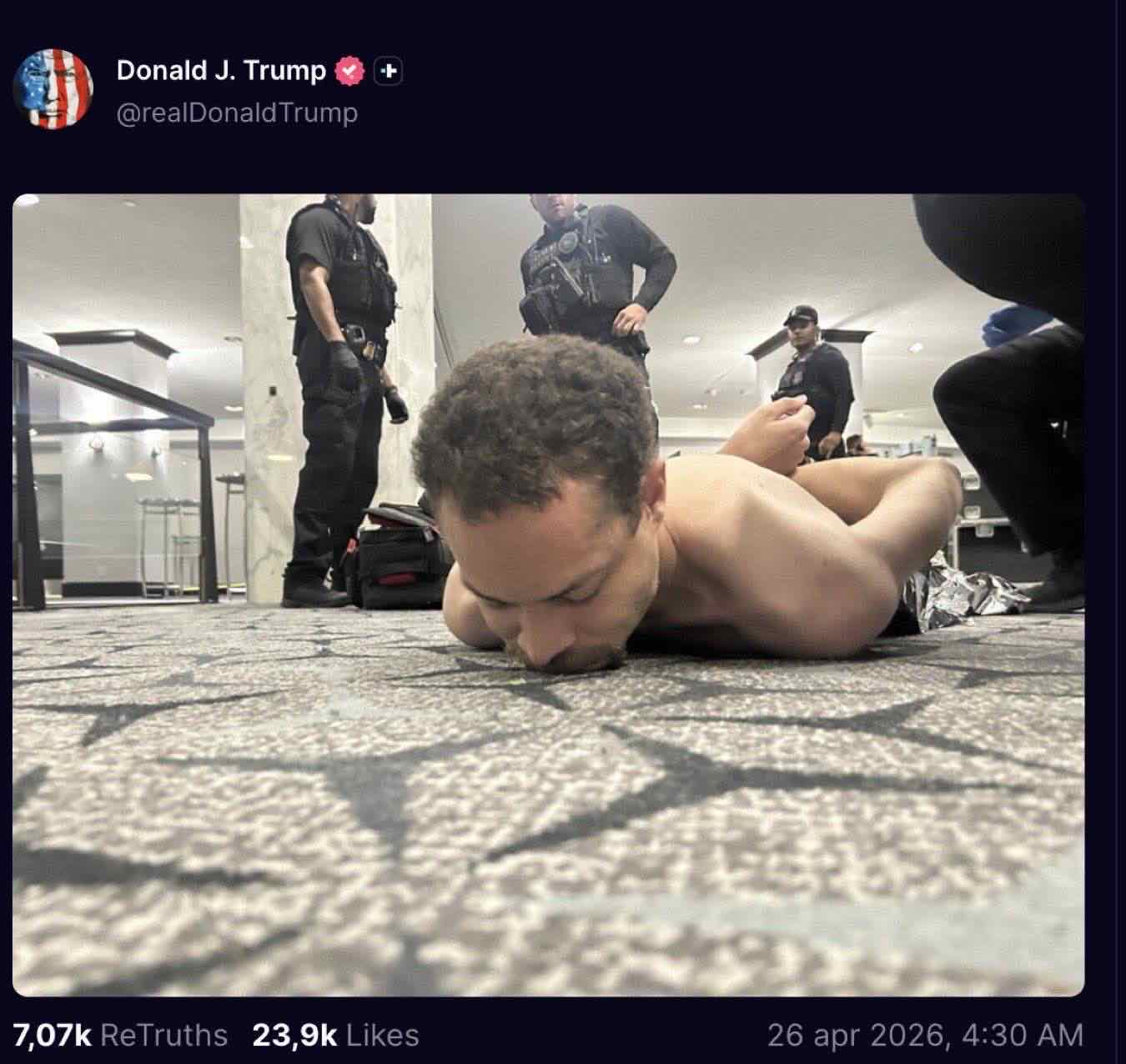 Trump pubblica la foto dell'attentatore al gala dei corrispondenti