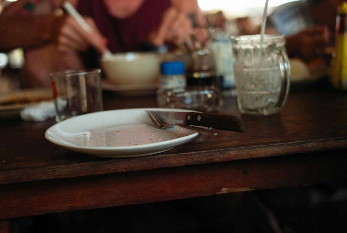 ubriaco picchia figlio ristorante roma