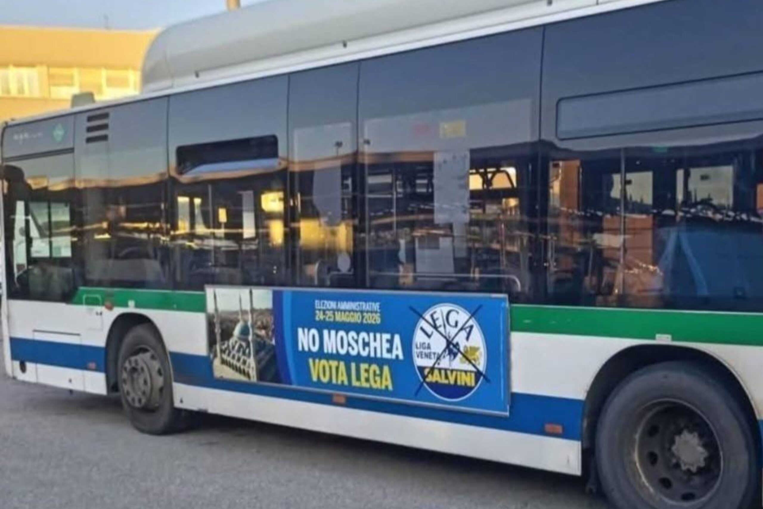 no moschea striscioni lega