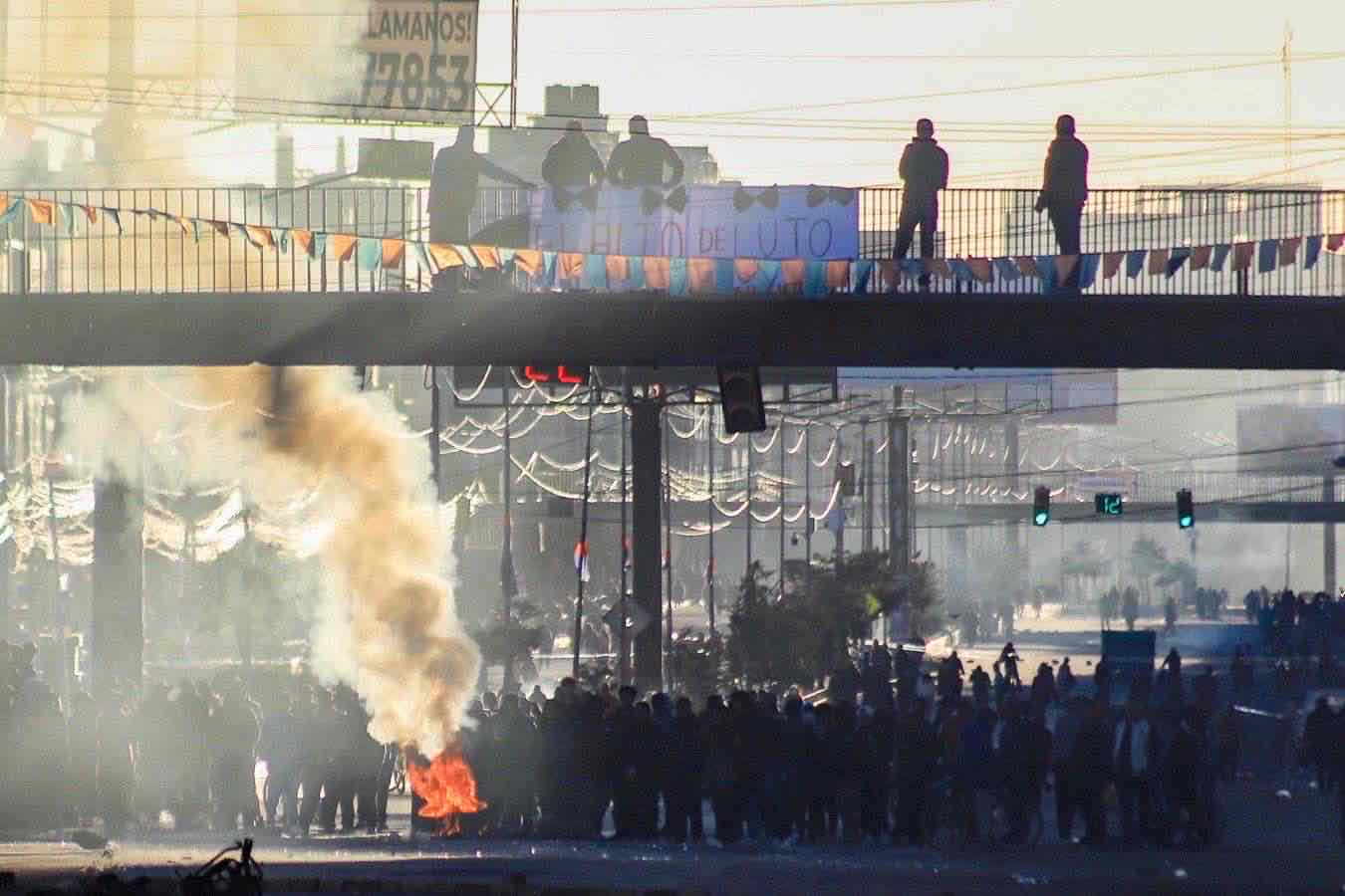 epa12966350 People block an avenue in El Alto, Bolivia, 16 May 2026. After thirteen hours of dismantling barricades installed by Aymara farmers protesting the resignation of Bolivian President Rodrigo Paz Pereira, the convoy headed back to La Paz. The farmers had obstructed the main highway for eleven days, demanding the reversal of Paz Pereira