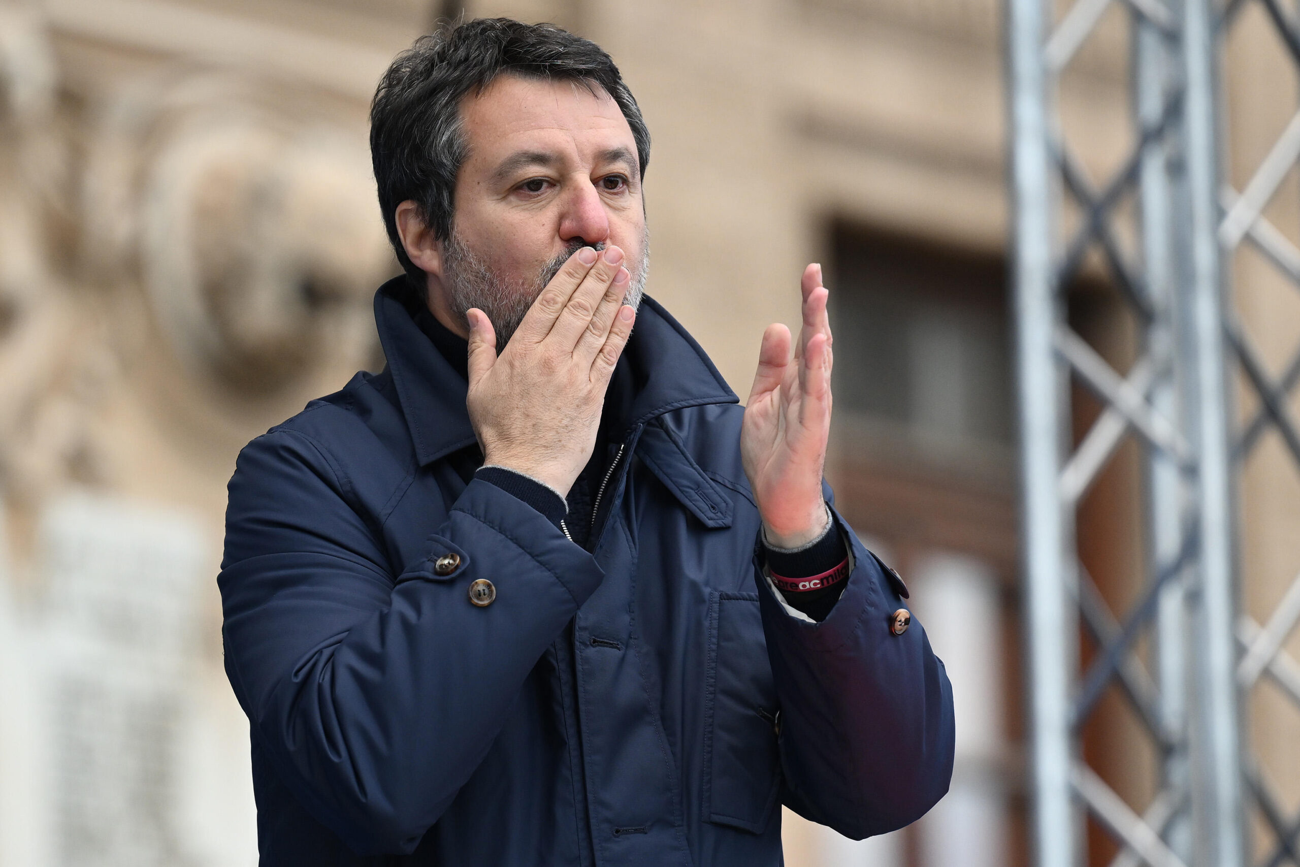 Un gruppo di ex leghisti si riunisce per il congresso della Lega Nord, sfidando Salvini per il simbolo storico, immagine di approfondimento