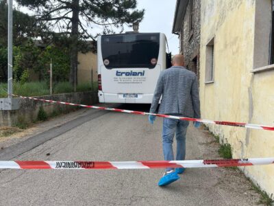 Si strappa il braccialetto elettronico e prende a martellate la moglie sul bus: è grave. L'aggressione a Terni e la fuga del marito