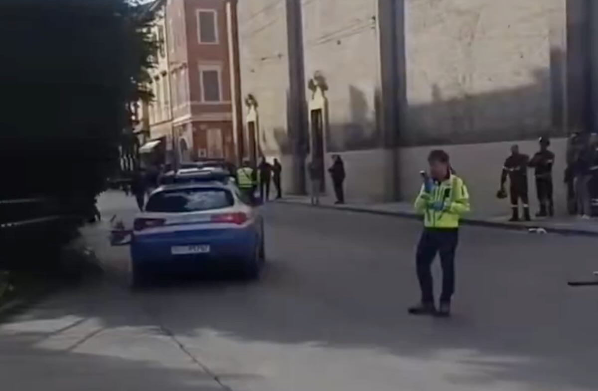Modena auto pedoni scena