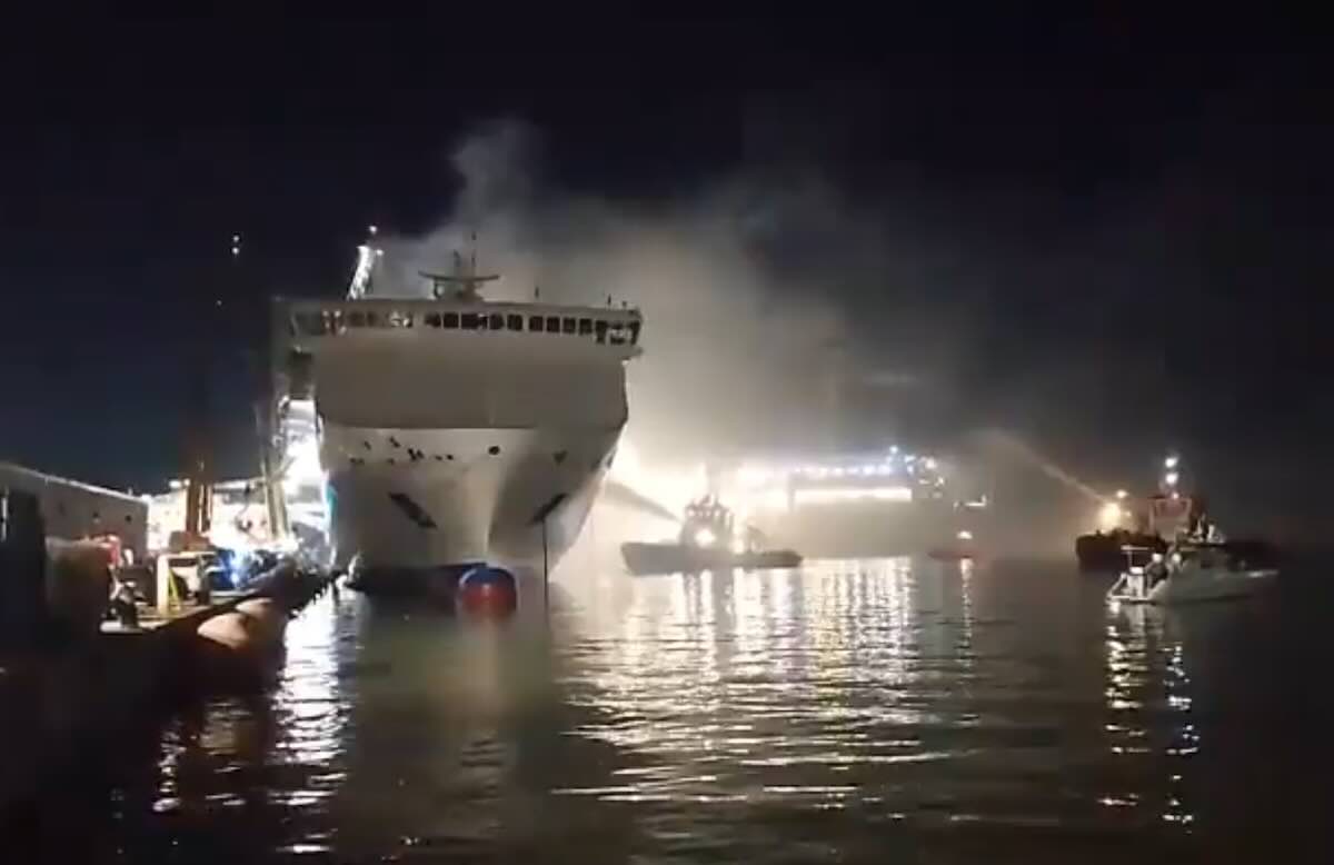 Nave porto Napoli