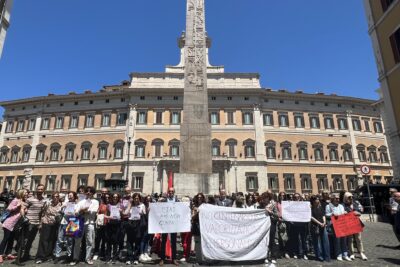 Protesta ricercatori istat fuori da Montecitorio