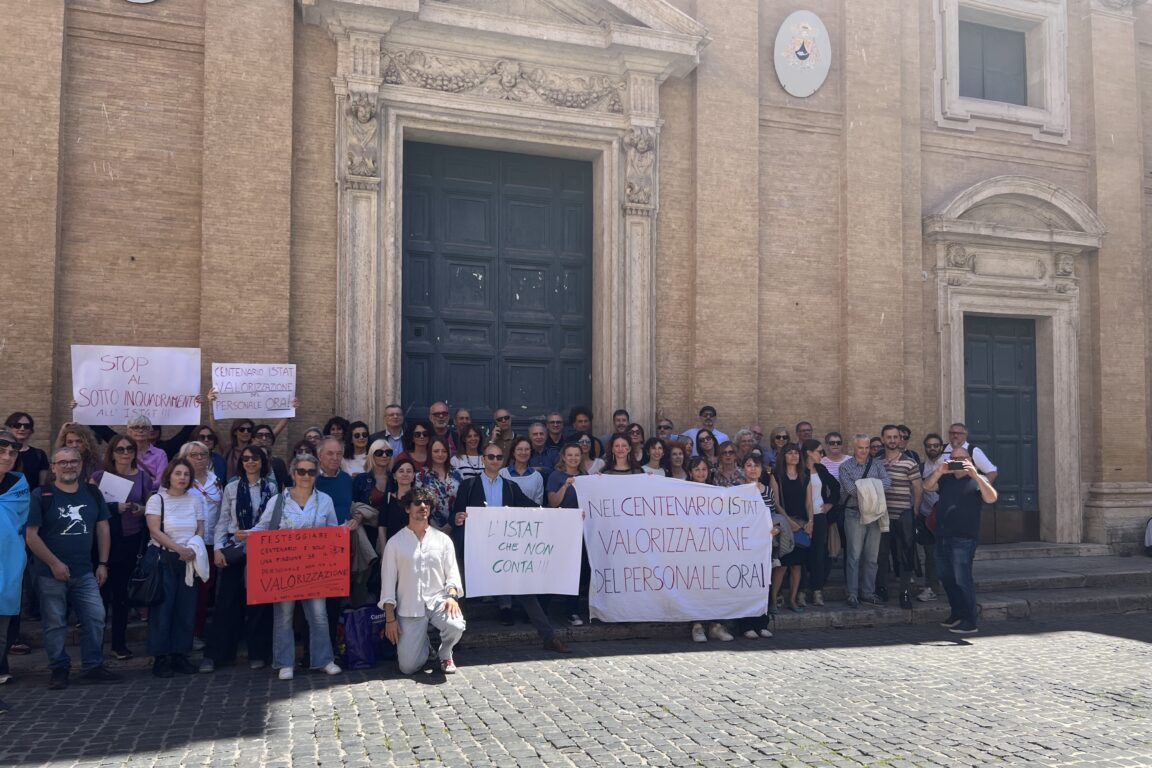 Lavoratori e ricercatori Istat in piazza capranica a roma
