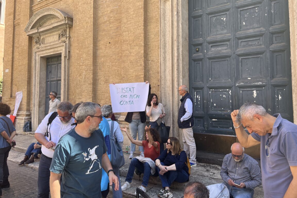 Lavoratori e ricercatori Istat in piazza capranica a roma