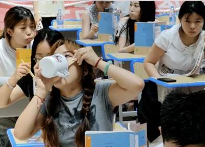 Cina mangiare di nascosto contest