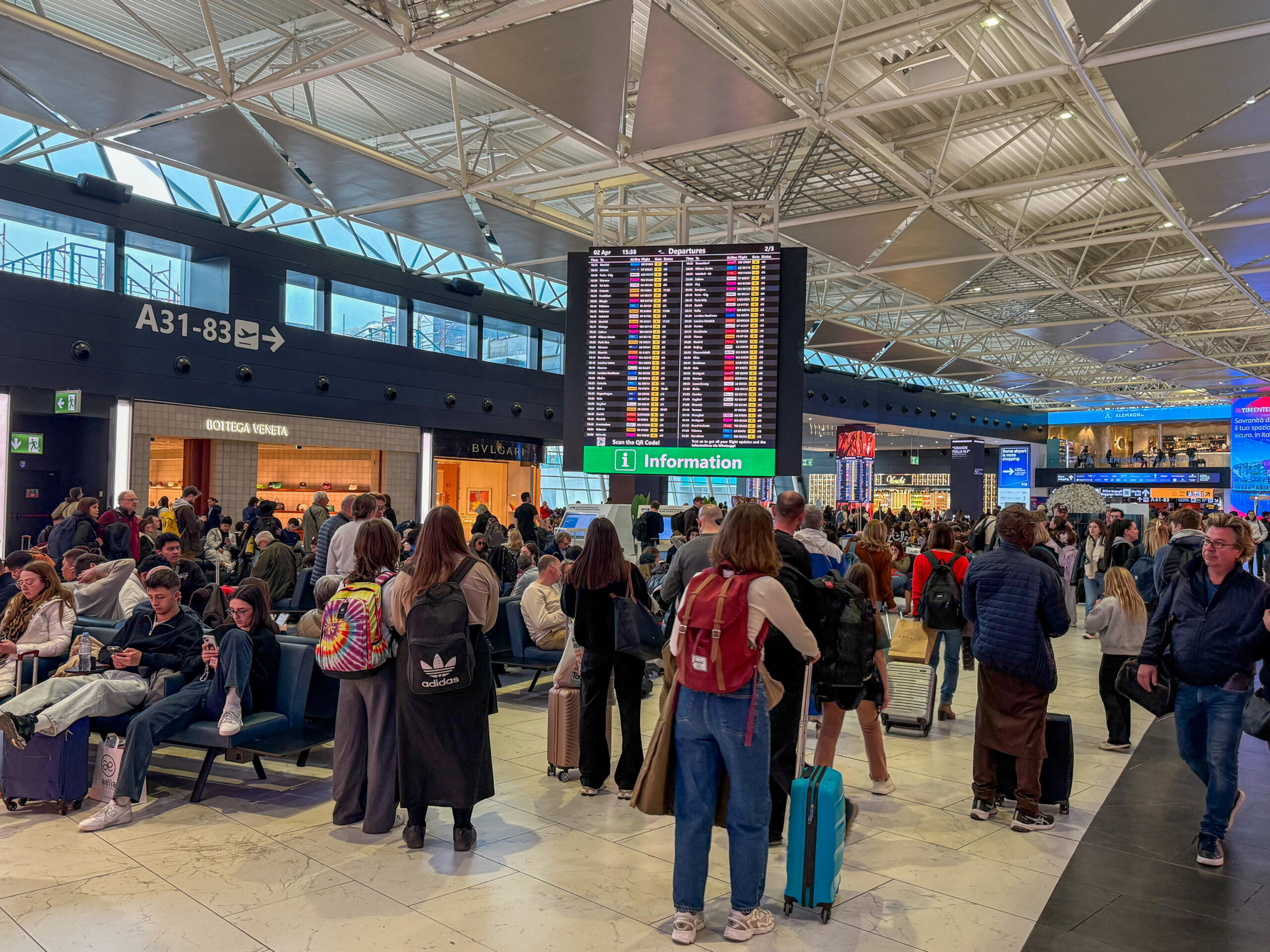Tabellone aeroportuale con voli cancellati per lo sciopero aerei dell'11 maggio