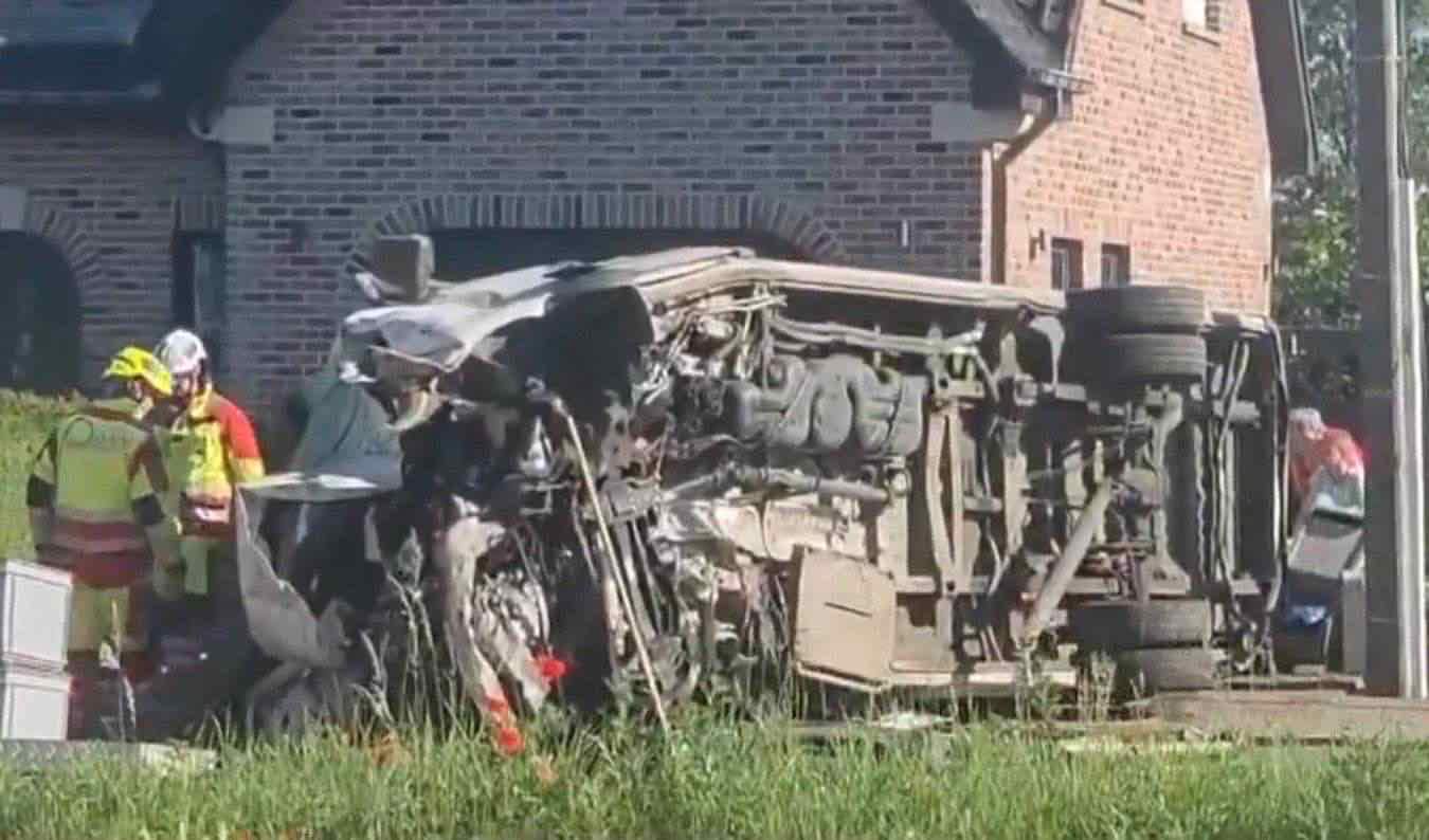 Scuolabus travolto dal treno in Belgio