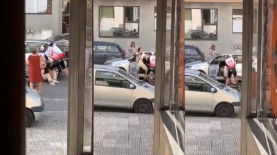 ciclista picchia donna