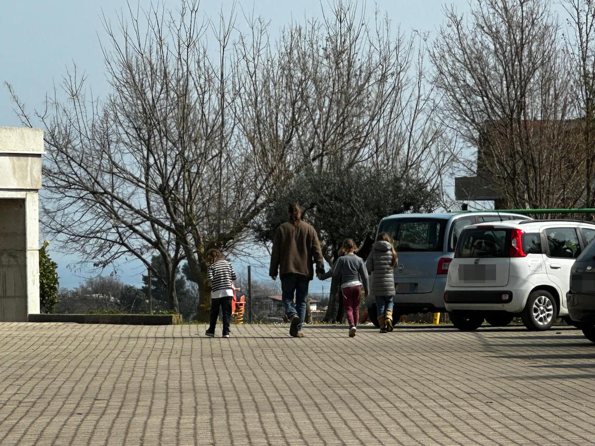https://static.open.online/wp-content/uploads/2026/05/famiglia-nel-bosco-csm-tribunale-laquila.jpg