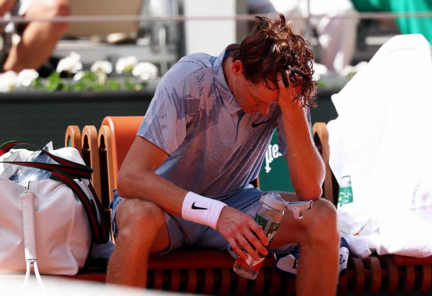 Jannik Sinner patisce il caldo al Roland Garros