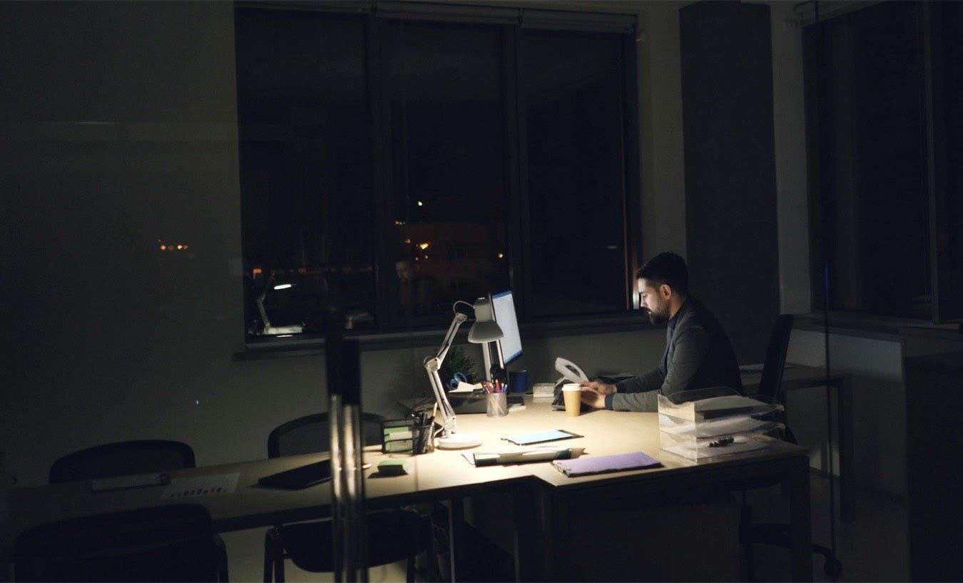 manager lavoro notte straordinari