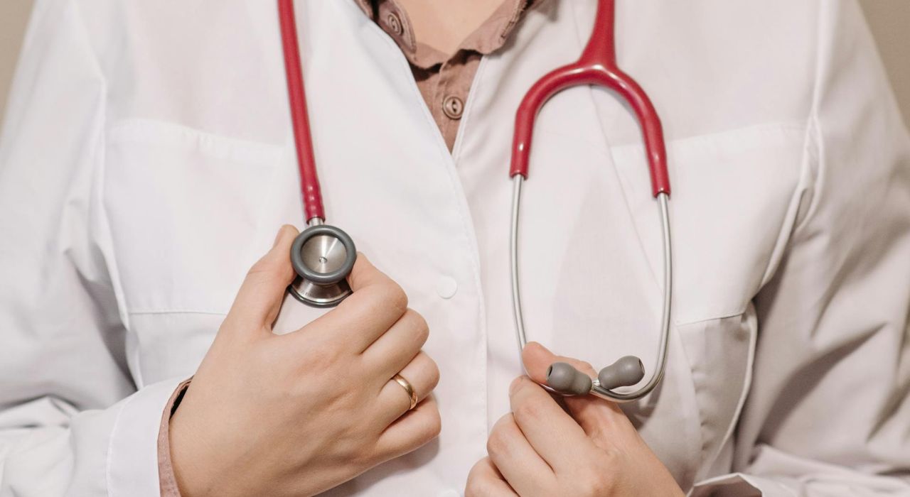 Medico di base nel suo studio durante una visita