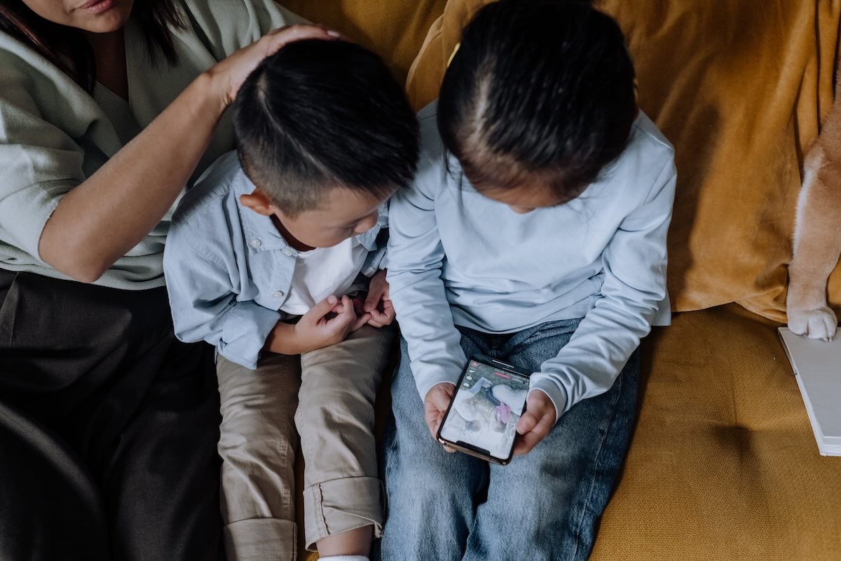 milano-scuola-patto-genitori-divieto-smartphone-13-anni