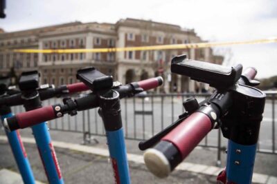 monopattino incidente milano obbligo targa