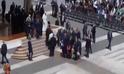 Svenimento di un fedele davanti a Papa Leone XIV