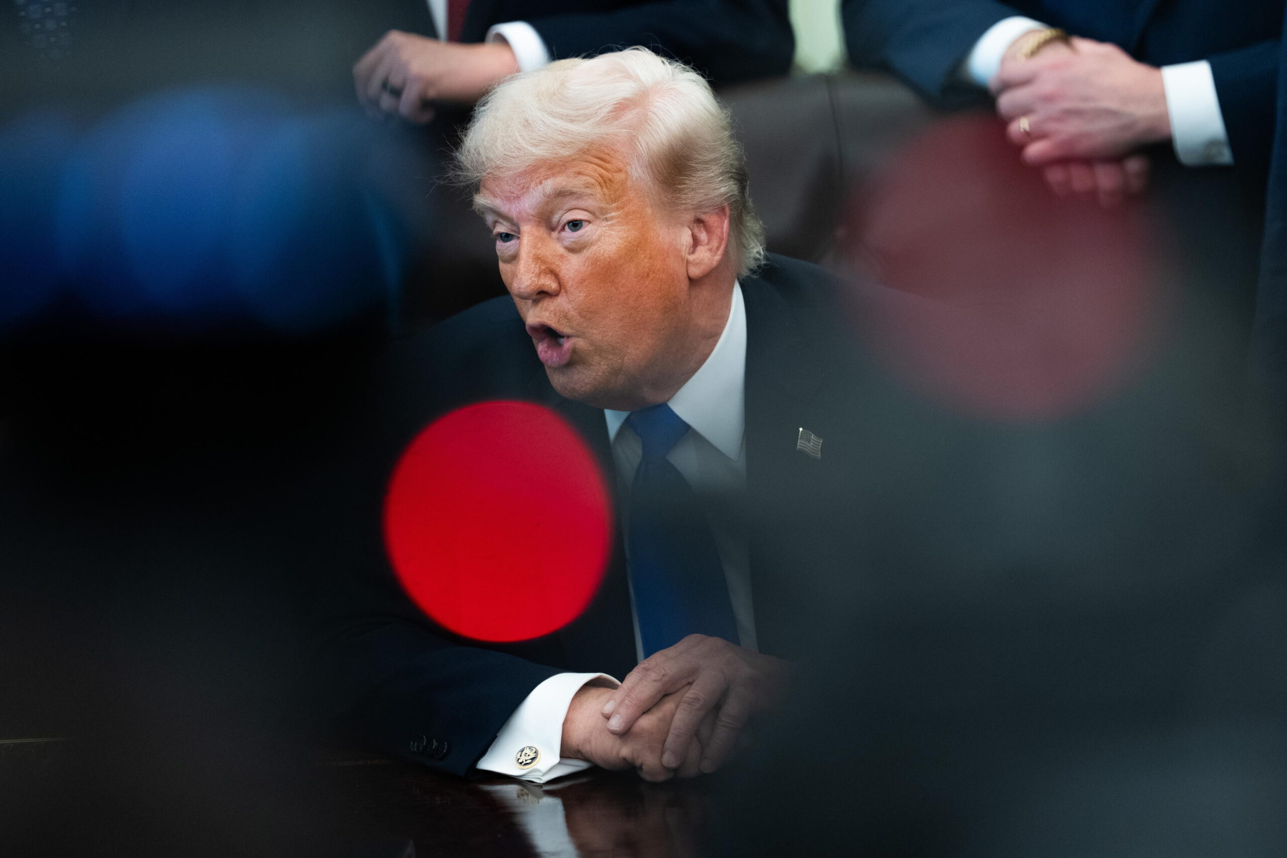 https://static.open.online/wp-content/uploads/2026/05/trump-dazi-auto-scaled.jpg