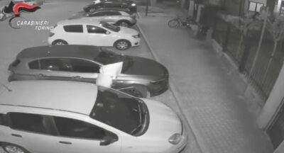 Uomo con sacchetto in testa danneggia macchine in provincia di Torino