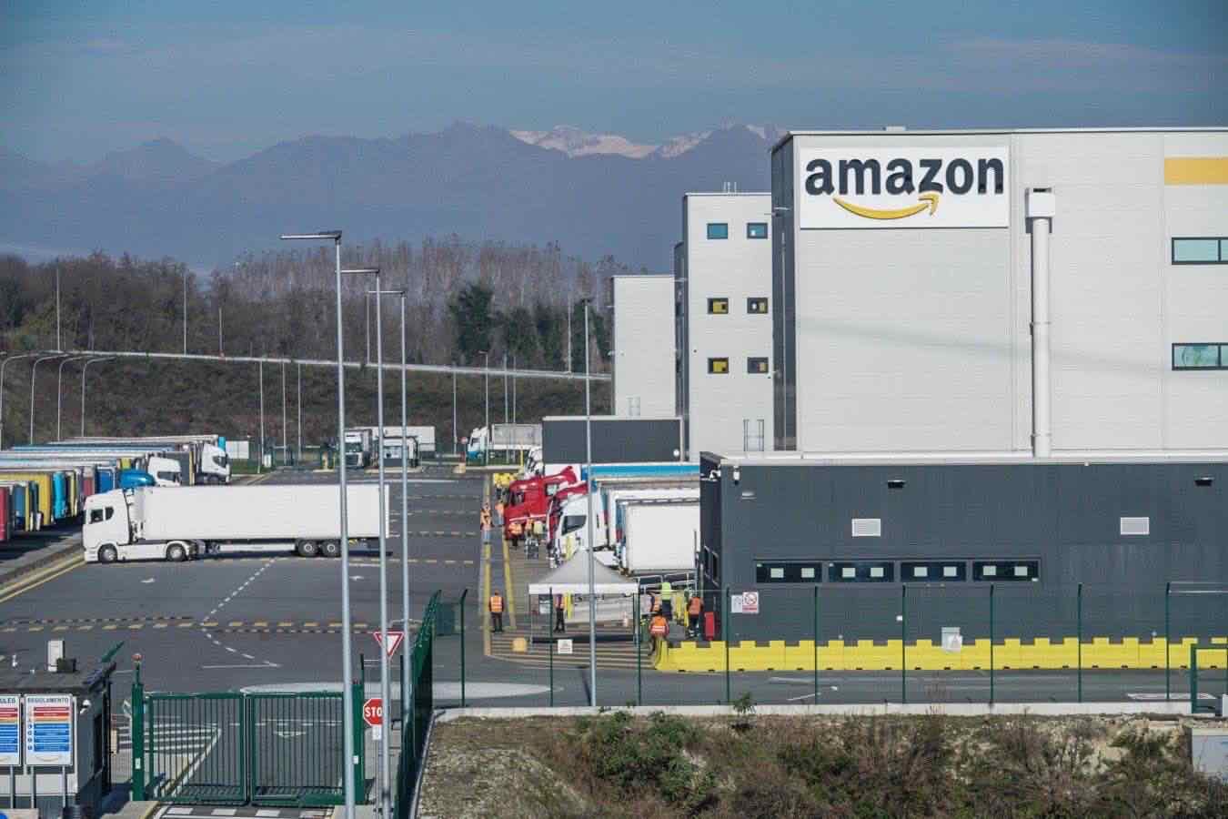 uomo si da fuoco amazon torrazza piemonte