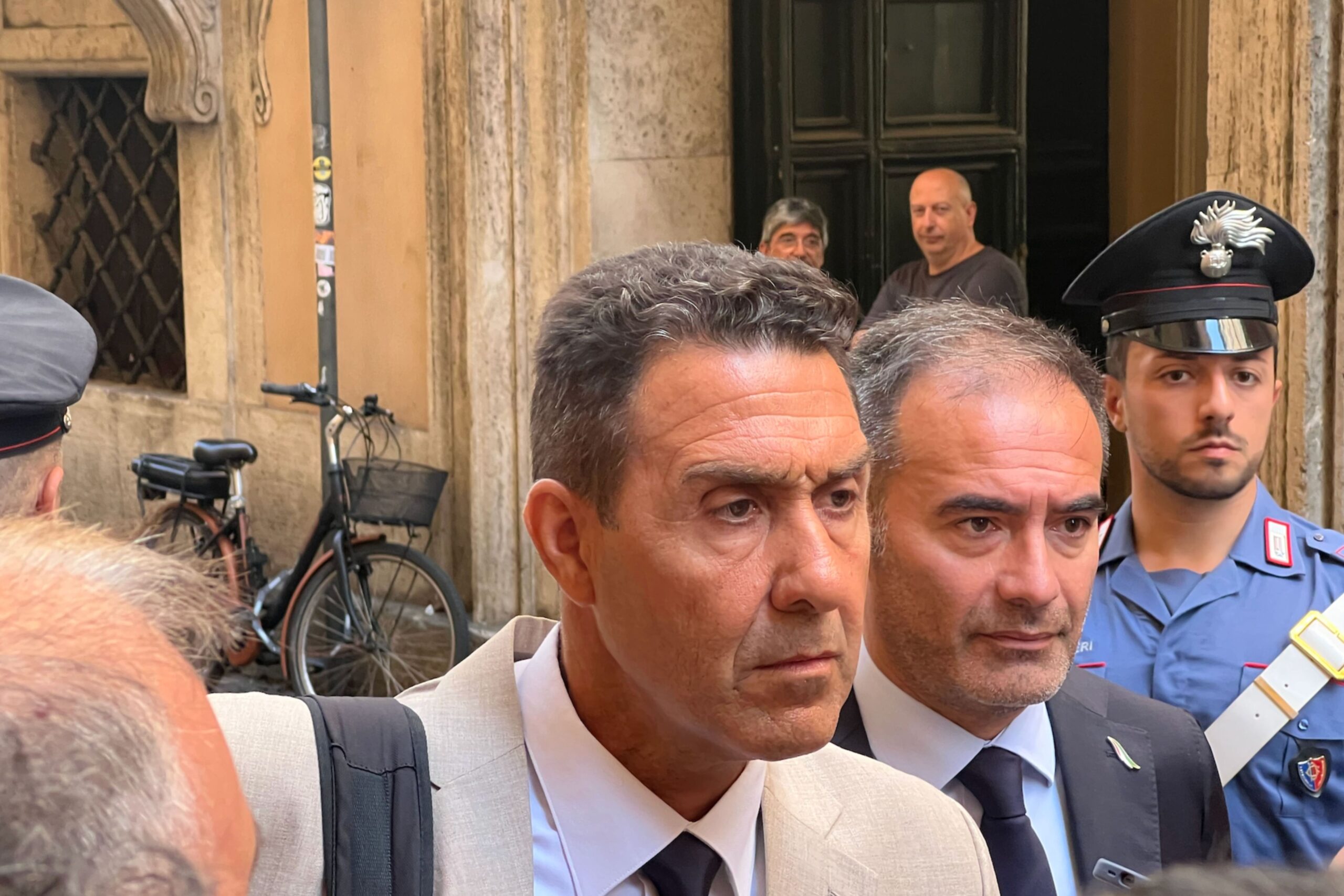 Vannacci fuori dalla conferenza sulla scuola a Roma