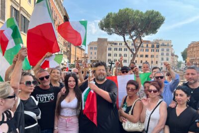 Mario Adinolfi e simone carabella in piazza con crocifissi contro l'islam