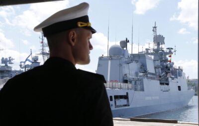 Nave da guerra russa Ammiraglio Grigorovich in navigazione