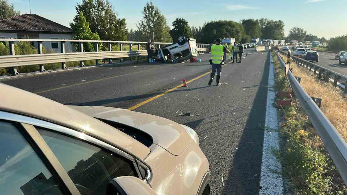 incidente minivan autostrada a14