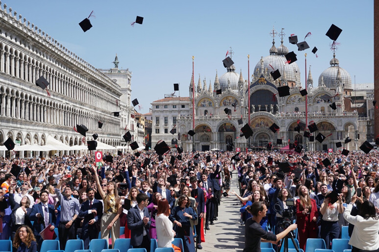 italiani laureati guadagni estero italia