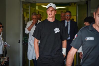 Jannik Sinner esce dal San Raffaele di Milano