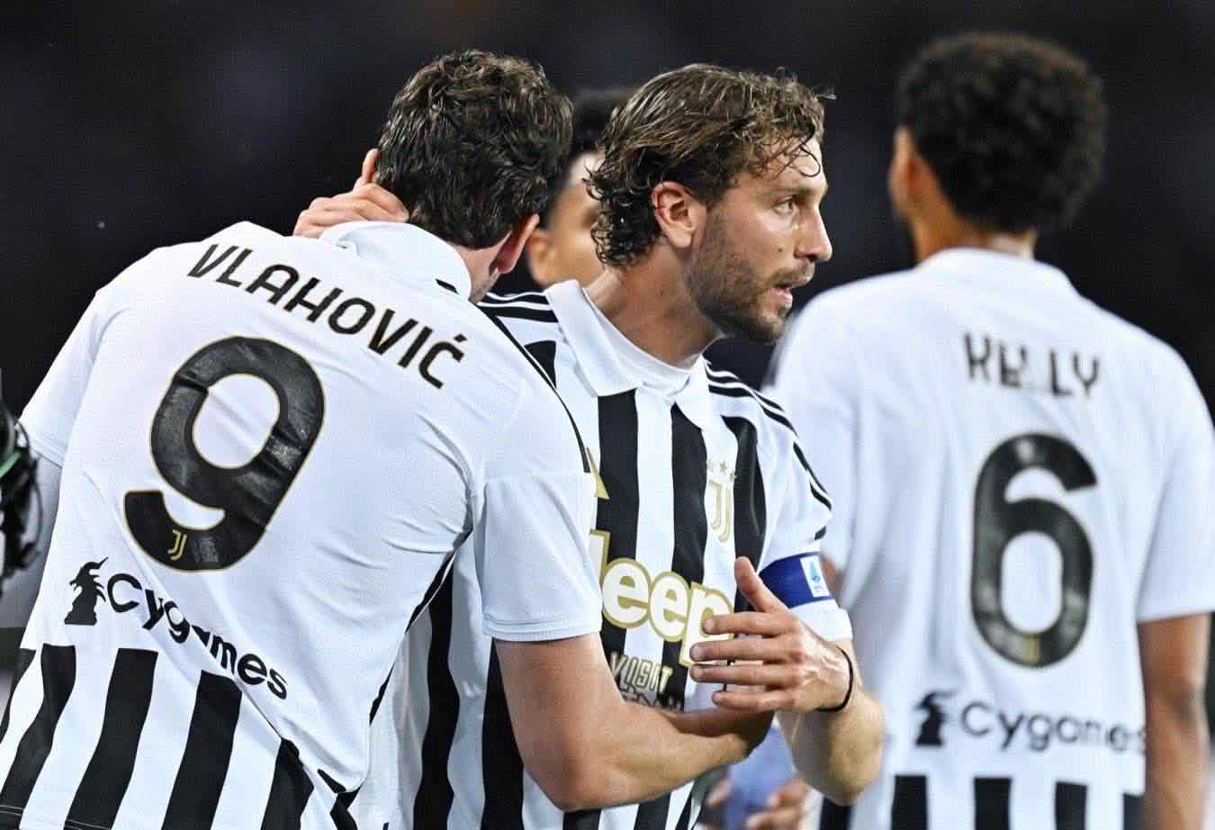 Juventus, Vlahovic esulta con altri compagni al derby