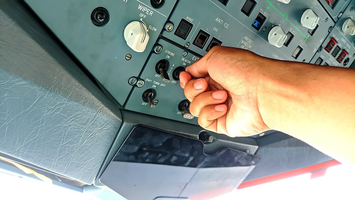 pilota-aereo-falsa-licenza-17-anni