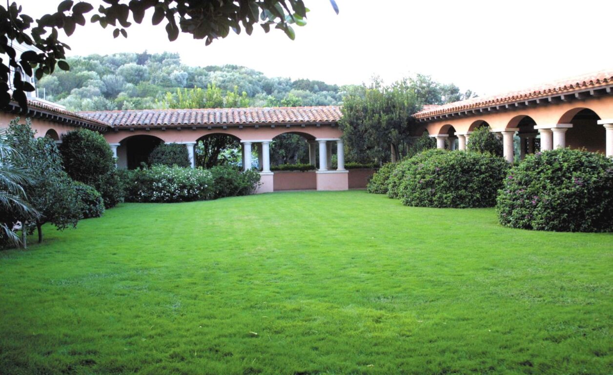 Un giardino interno di villa Certosa