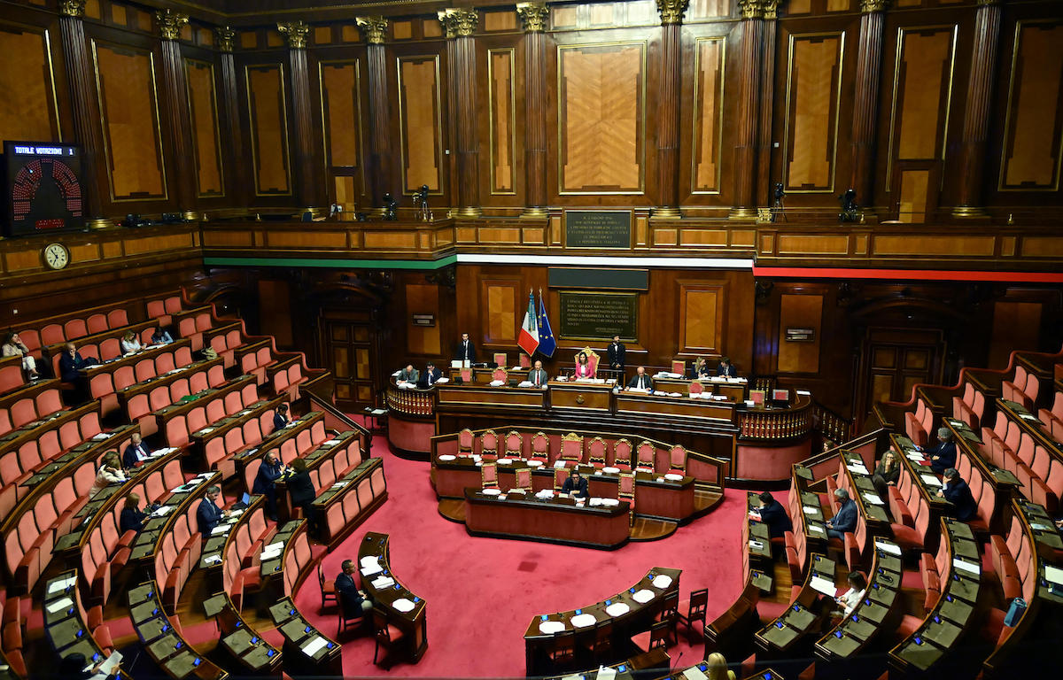violenza sessuale senatore forza italia