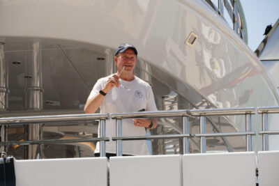 L ambasciatore USA in Italia Tilman Fertitta sul ponte deIl megayacht  Boardwalk, in navigazione nel bacino di San Marco, diretto allapprodo di Riva dei Sette Martiri, oggi 17 luglio 2026. ANSA/ANDREA MEROLA