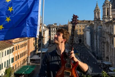 Jacopo Mastrangelo suona per l'ultima volta dal suo balcone in Piazza Navona