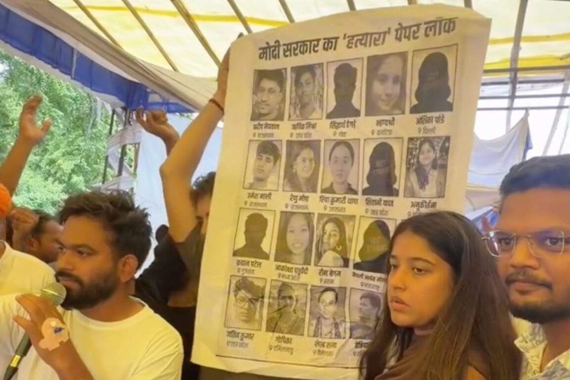 il cartello con i nomi e le foto dei 20 studenti morti per il test NEET