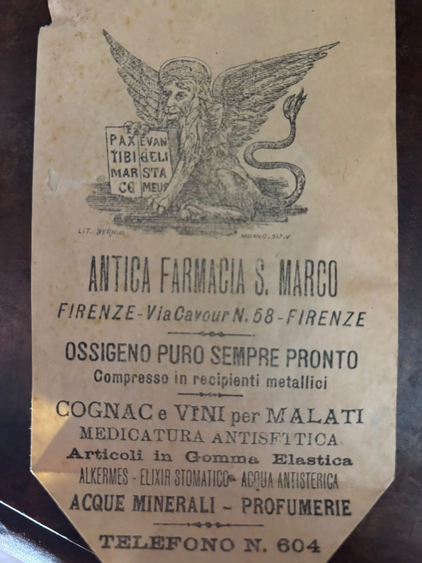 La parte frontale dell'involucro dell'elisir simile alla Coca-Cola ritrovato in un'antica farmacia di Firenze