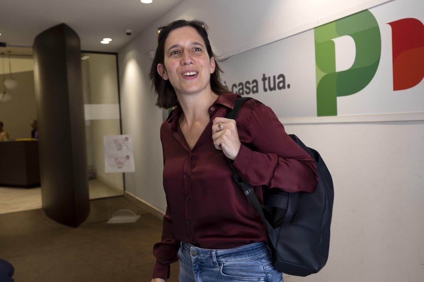 Palazzo del Nazareno a Roma, sede nazionale del Partito Democratico con grande portone d'ingresso in travertino, immagine di approfondimento