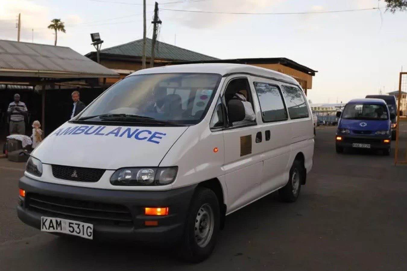 Strada in Kenya, luogo incidente stradale con auto e camion, famiglia in vacanza coinvolta