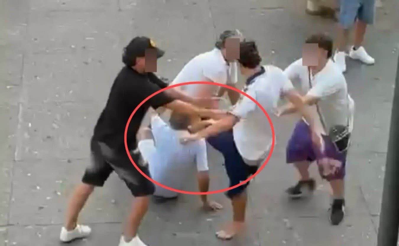 Imagem original da matéria: La raffica di pugni e poi il calcio in faccia, così un 18enne ha pestato un 70enne nel Napoletano: la lite dopo il rimprovero – Il video