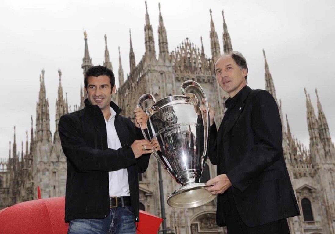 Luis Figo e Franco Baresi con la coppa della Champions il 16 settembre 2009 in Piazza Duomo a Milano, prima tappa della Uefa Champions League Trophy Tour | DANIEL DAL ZENNARO/ANSA/i51