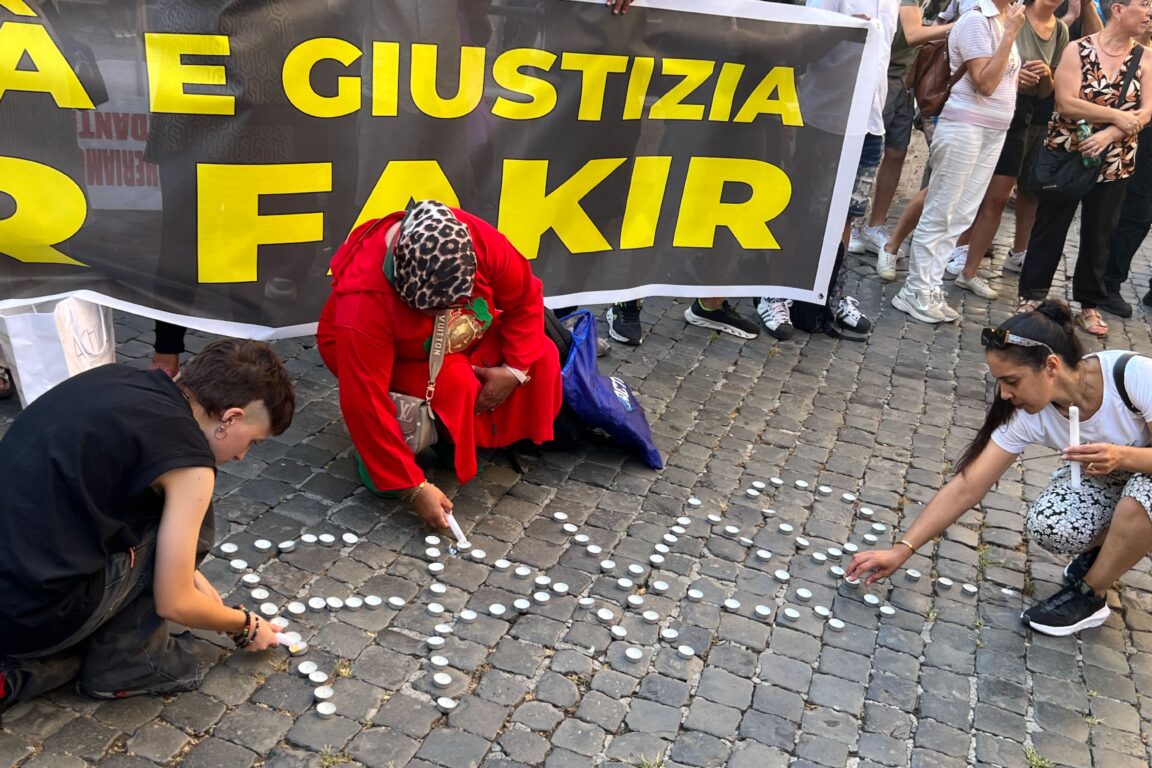 candele accese per fakir fuori da Montecitorio