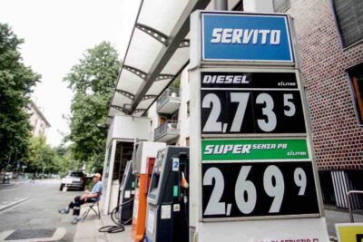 Caro benzina, prezzo record a Milano