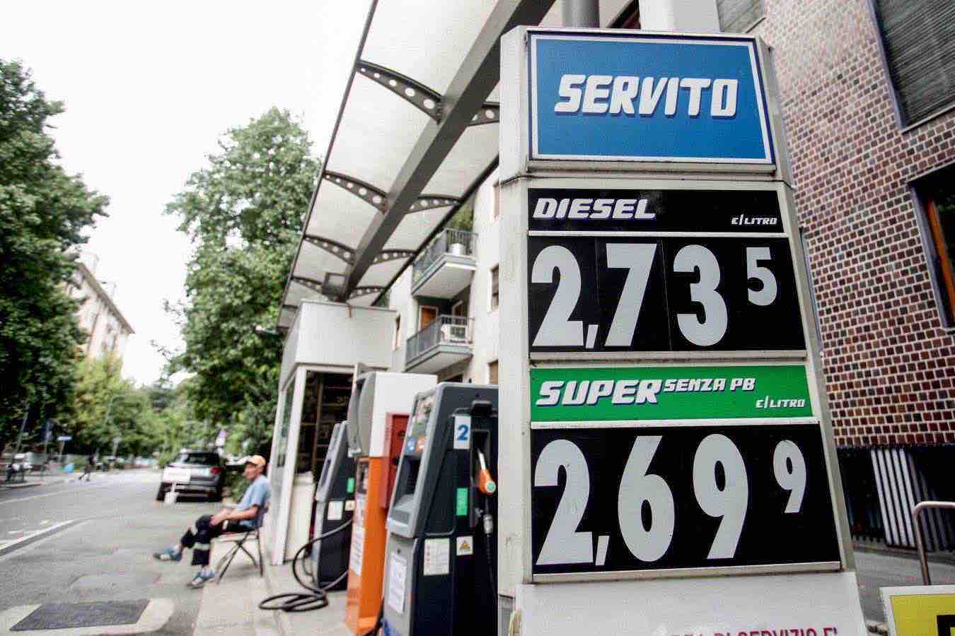 Caro benzina, prezzo record a Milano