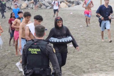Crisi migranti Ceuta salvagente