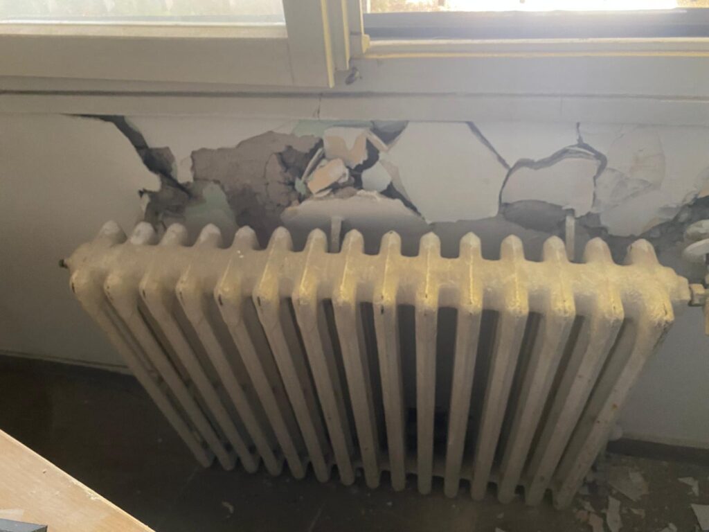 Danni strutturali all'interno dell'edificio della Comunità Urbania a San Basilio, Roma